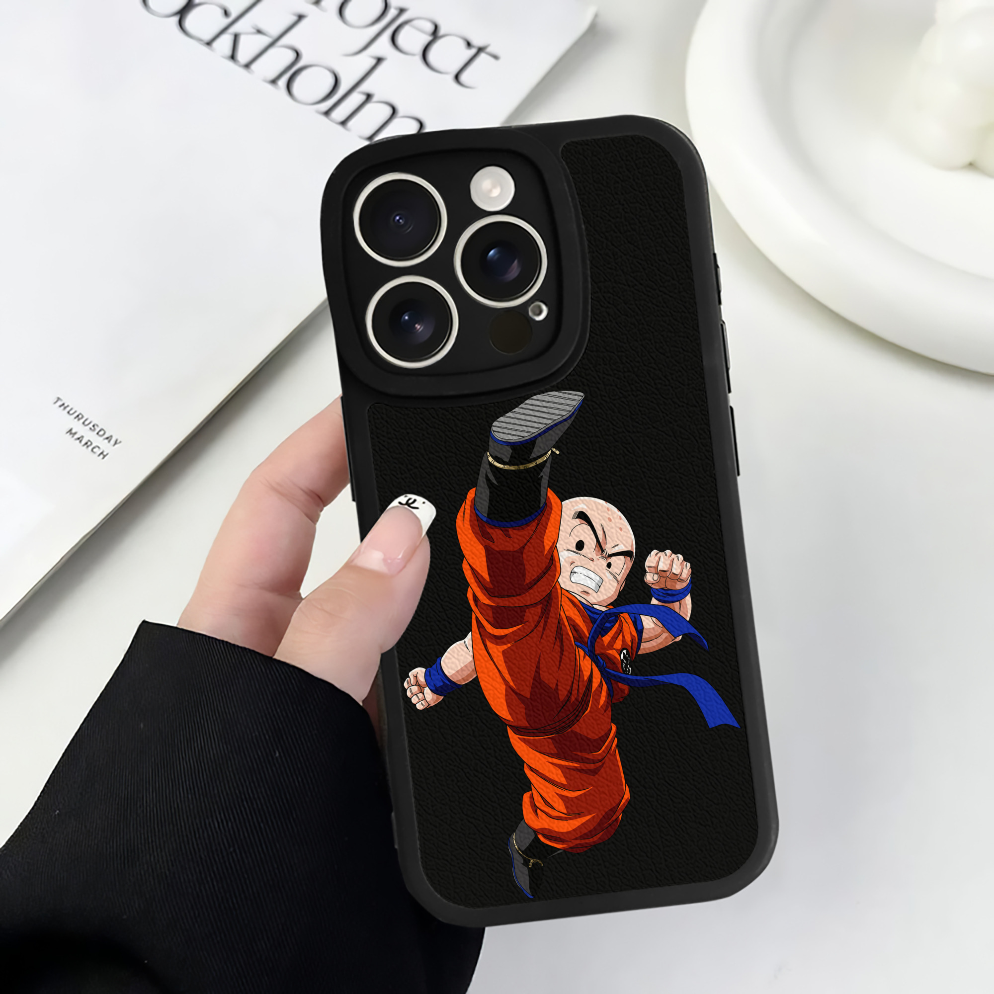 （画像用） ドラゴンボール クリリン DRAGON BALL krillin 【iPhone 16シリーズ対応】シリコンスマホケース（レザー調） 材質：シリコン